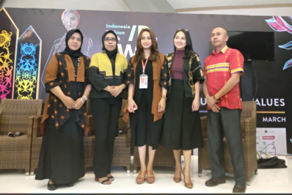 Fashion show Modern Ethnic Kemilau Sulawesi Tenggara desainer menggunakan konsep pakaian dengan bahan ramah lingkungan.