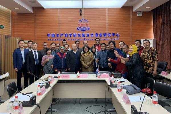 Sejumlah kepala desa, penggiat desa dan pendamping desa yang study banding ke Negeri China pada Jumat (29/3) mengunjungi Freshwater Fisheries Research Centre (FFRC) atau pusat penelitian perikanan air tawar di kota Wuxi, provinsi Jiangsu, China