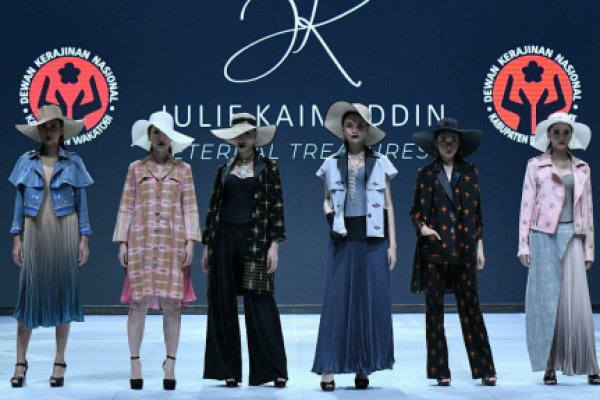 Julie Kaimuddin menampilkan rancangan tenun Muna yang dikombinasikan dengan kulit asli.