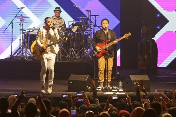 Konser Jikustik Reunian membawa penggemar kemasa lalu mereka, dimana band asal Yogyakarta ini menjadi yang terbaik di jamannya.