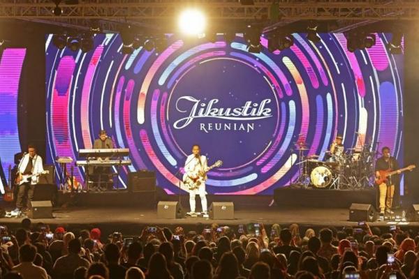 Animo masyarakat yang begitu tinggi dengan konser Jikustik Reunian, memaksa promotor untuk memboyong grup band tersebut ke Jakarta. 