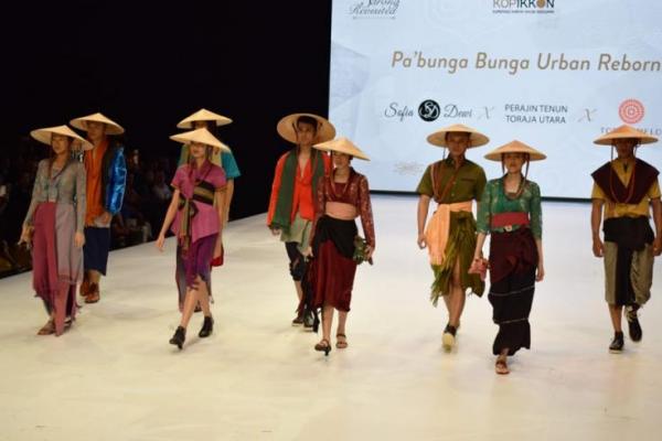 Pa`Bunga Bunga ‘Urban Reborn’, olaborasi cantik Sofia Sari Dewi x TorajaMelo x Toraja Utara di ajang Indonesia Fashion Week 2019.