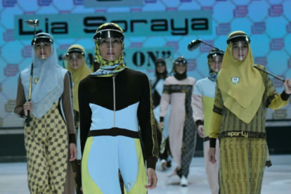 Game On sebagai judul yang diangkat Lia Soraya mewujud dalam pakaian sporty yang dikemas sebagai dress trendy.