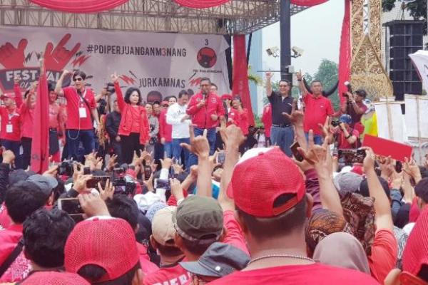 Sekretaris TKN 01 ini pun menyatakan pada ribuan kader PDI Perjuangan, bahwa kesejatian seorang pemimpin ditunjukkan dari komitmennya untuk menyatu dengan seluruh rakyat Indonesia.