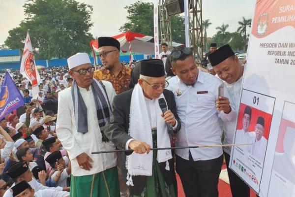 Kiai Ma`ruf memperagakan cara mencoblos pasangan Jokowi-Ma`ruf dalam surat suara berukuran besar. Dia pun meminta kepada ribuan warga Madura yang hadir untuk mencoblos pasangan yang mengenakan baju putih.
