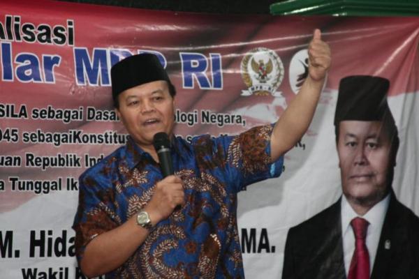 Wakil Ketua MPR Hidayat Nur Wahid (HNW) mengajak ratusan warga Kelurahan Pasar Manggis dan Menteng Atas, Kecamatan Setia Budi, menyanyi lagu ‘Mars Hari Merdeka’ dan ‘Syukur