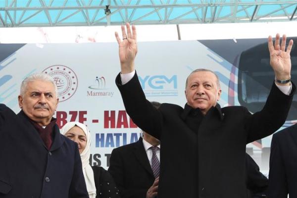 Di seluruh wialayah di negara itu, Partai Keadilan dan Pembangunan (Partai AK) dan mitra koalisinya memenangkan lebih dari 50 persen suara pada pemilihan Minggu, tetapi partai yang berkuasa kehilangan ibukota, Ankara, dan pusat komersialnya, Istanbul.