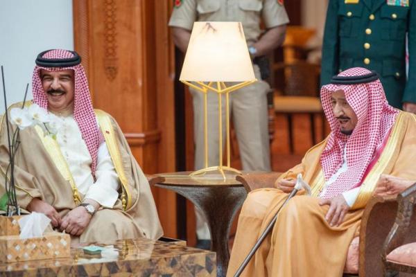 Kunjungan itu terjadi sehari setelah Manama meresmikan perjanjian dengan Kuwait untuk bantuan keuangan dalam mendukung ekonomi Bahrain sebagai bagian dari paket bantuan dengan tetangga Teluk lainnya.