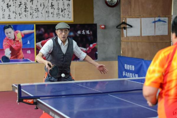 Pria lanjut usia ini merupakan seorang atlet pingpong amatir berusia 93 tahun dari Chengdu, ibu kota Provinsi Sichuan, China barat daya.