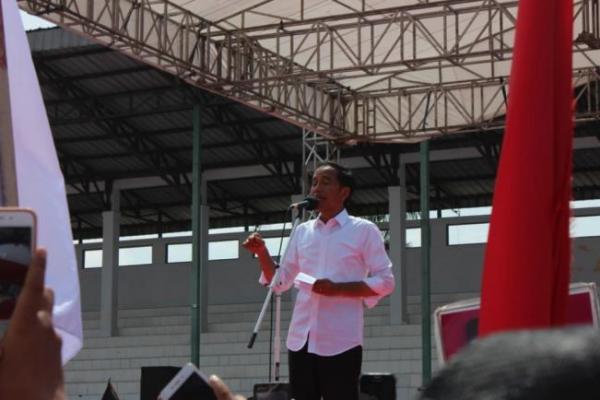 Meski sudah unggul, namun Jokowi meminta kepada seluruh pendukungnya untuk tetap bersabar hingga perhitungan resmi dari Komisi Pemilihan Umum dikeluarkan.