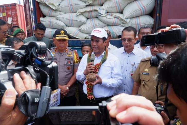 Kementan melepas ekspor palm kernel sebanyak 313 ton atau atau senilai Rp804 juta ke negara Malaysia.