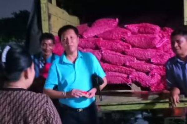 Kementerian Pertanian (Kementan) menggelar kegiatan operasi pasar bawang merah dan Bawang Putih di Pasar Mangga Dua, Surabaya, Selasa malam (9/4).