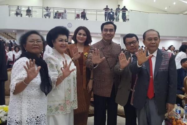 HKBP bersama jemaat Distrik VIII DKI Jakarta Raya menggelar Doa Bersama Pemberangkatan Calon Legislatif di Sopo Marpingkir HKBP, Pulo Gebang, Jakarta Timur.