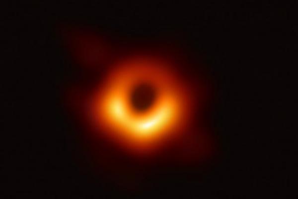 Meskipun ukurannya sangat besar, lubang hitam itu sangat jauh sehingga mengamatinya dari lebih dari 50 juta tahun cahaya adalah seperti 