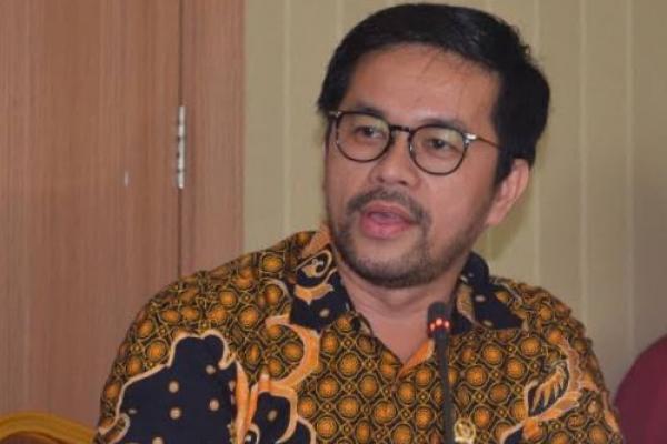 Anggota Komisi XI DPR RI Marinus Gea meminta Kantor Wilayah Direktorat Jenderal Bea dan Cukai (DJBC) Provinsi Banten untuk melakukan pengawasan yang ketat terhadap barang-barang dari luar negeri yang masuk ke wilayah Indonesia.