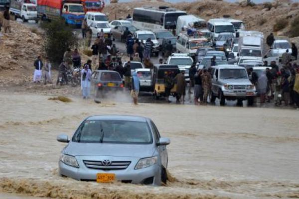 Badai petir menyebabkan sejumlah kematian di Pakistan, di mana hujan lebat telah membanjiri kota-kota dan jalan-jalan pada Selasa (16/04).