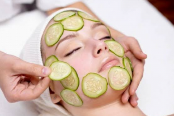 Tak hanya sebagai makanan, buah mentimun juga bisa mengembalikan kelembaban kulit wajah Anda sebagai masker.