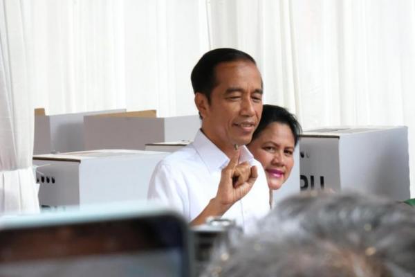 Joko Widodo dan Ma`ruf Amin unggul telak dari Prabowo Subianto dan Sandiaga Uno di tempat Jokowi melakukan pengumutan suara (TPS).