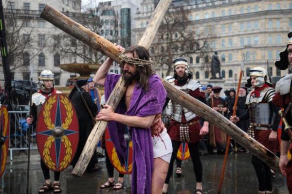 Di negara tertentu, ritual yang dilakukan pada Hari Jumat sebelum Minggu Paskah itu diekspresikan dengan keunikan tersendiri.