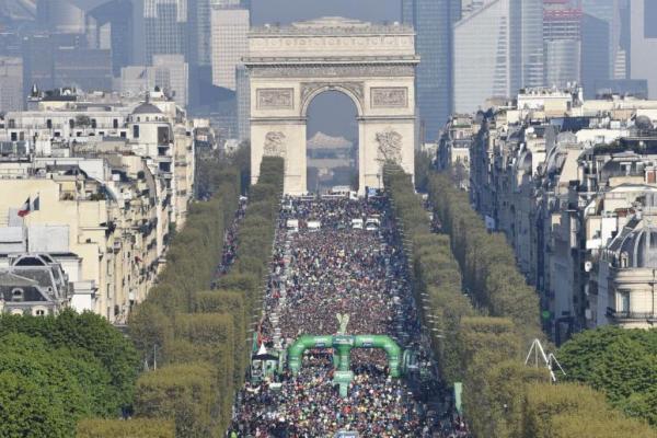 Seorang wanita Prancis memecahkan rekor dunia karena berlari maraton menggunakan sepatu hak tinggi ketika dia menyelesaikan Paris Marathon dengan waktu 6:04:07