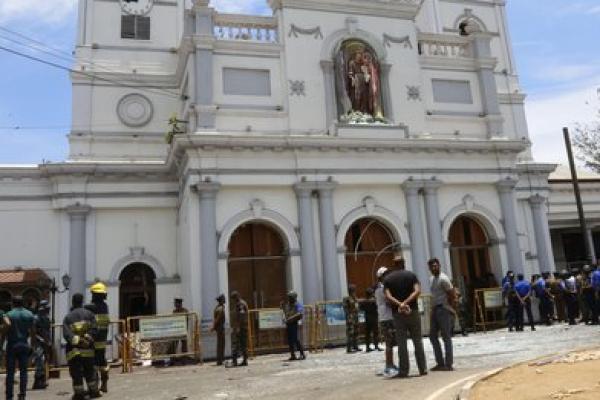 Setidaknya enam ledakan menghantam hotel dan gereja ketika para penyembah berkumpul untuk kebaktian Paskah di kota-kota Kolombo, Negombo dan Batticaloa.
