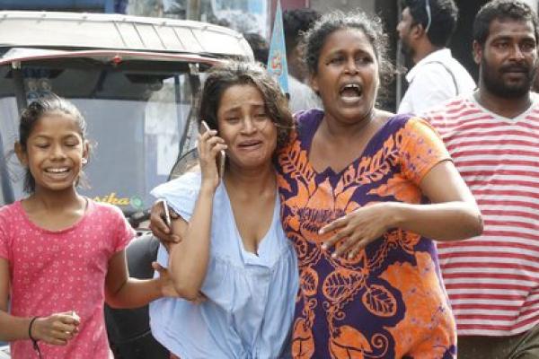Menteri Pertahanan Sri Lanka, Hemasiri Fernando, mengumumkan bahwa ia telah mengundurkan diri, sebagai tanggung jawab atas serangan bom bunuh diri di negaranya
