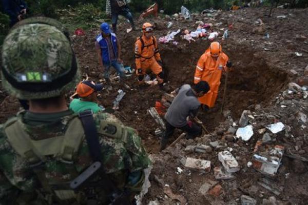 Lima orang dirawat di rumah sakit dan delapan rumah hancur. Sebagian dari Pan-American Highway juga terhalang oleh tanah longsor.