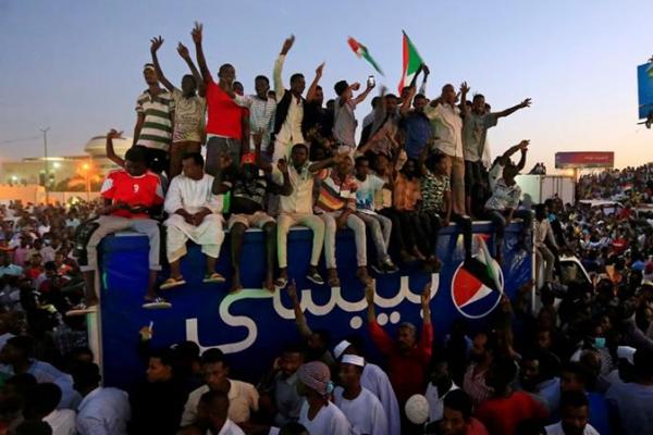 Pengunjuk rasa lain mengatakan Sudan membutuhkan kepemimpinan yang baik dan bukan bantuan asing.
