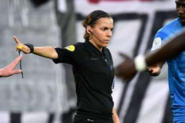 Federasi Sepakbola Prancis (FFF) mengumumkan, Stephanie Frappart akan menjadi wasit wanita pertama yang menjadi wasit dalam pertandingan Ligue 1.