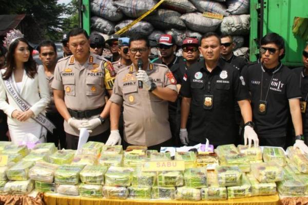 Sindikat peredaran narkoba jenis sabu berhasil diringkus Polda Metro Jaya. Sabu sebanyak 1 kontainer diamankan sebagai barang bukti.
