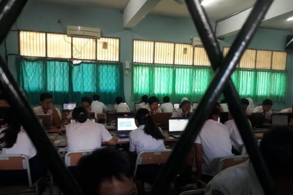 Presiden RI Joko Widodo akhirnya mengesahkan usulan untuk meniadakan ujian nasional (UN) tahun ini seluruh jenjang pendidikan.