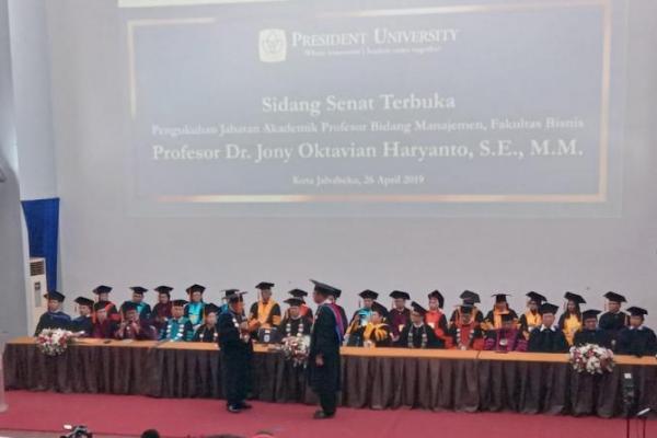 Pria yang juga menjabat sebagai Rektor President University Cikarang itu juga tercatat sebagai salah satu guru besar termuda di Indonesia.