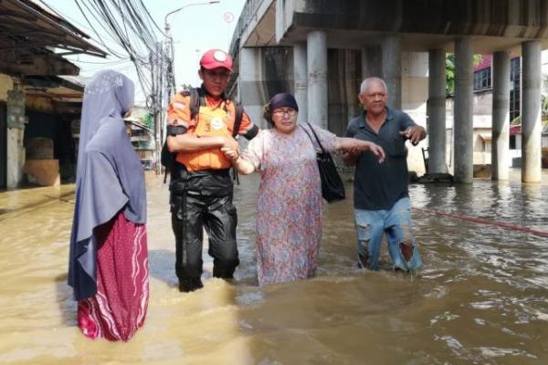 Badan Amil Zakat Nasional (Baznas) melalui Baznas Tanggap Bencana (BTB) terjun memberikan pelayanan kepada masyarakat yang menjadi korban banjir di daerah Jalan Raya Kali Bata