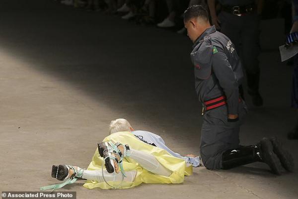 Seorang model yang berpartisipasi dalam Sao Paulo Fashion Week, meninggal saat sedang berjalan di atas catwalk.