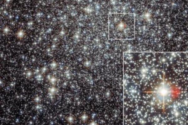 Messier 22 adalah gugus bola berbentuk bulat panjang, yang merupakan penggabungan besar gugusan bintang, masing-masing rumah bagi ratusan ribu bintang kuno.
