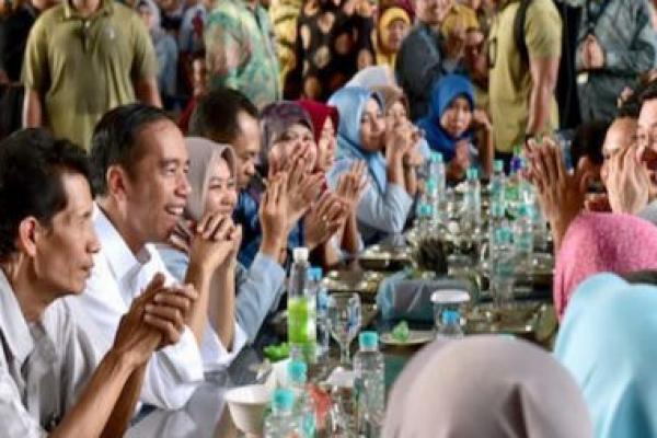 Kunjungan Presiden Jokowi disambut antusias para buruh yang sedang bekerja. Sebagian buruh bahkan meninggalkan pekerjaan mereka untuk bisa bersalaman dan berfoto bersama Jokowi