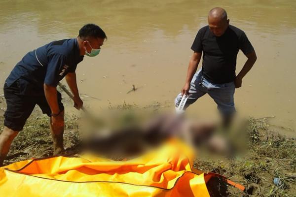 Sesosok mayat perempuan ditemukan warga di pinggir sungai Citarum. Penemuan mayat ini menggegerkan warga sekitar.