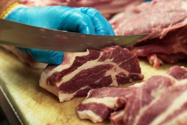 Dampak pemalsuan daging dan produk olahannya, yaitu kerugian ekonomi akibat penipuan, bahaya bagi kesehatan akibat zoonosis, foodboner disease dan reaksi alergi pada pangan tertentu.