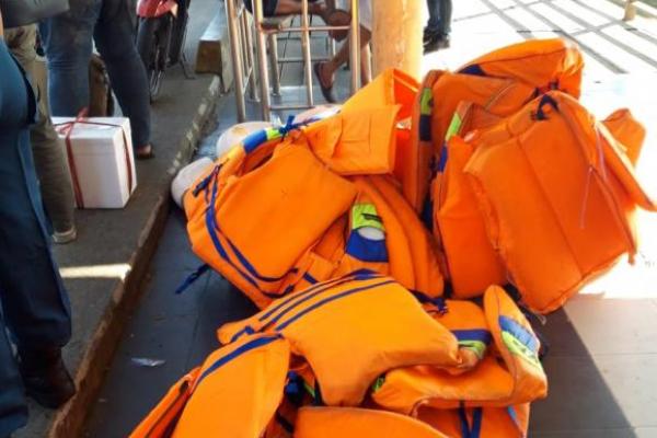 Tim uji petik KSOP kelas III Tarakan menyita sejumlah alat-alat keselamatan pelayaran berupa life jacket dan life buoy yang sudah tidak layak pakai.