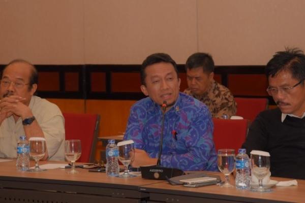 Anggota Komisi VII DPR RI Tifatul Sembiring menyoroti belum meratanya pasokan listrik di Provinsi Jawa Timur. Pasokan listrik di Jatim hampir 90 persen.