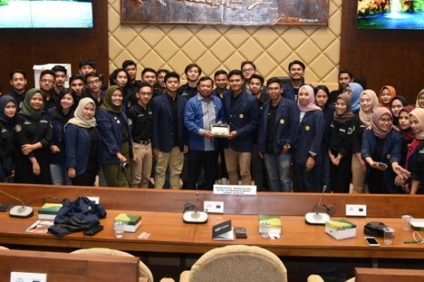 Wakil Ketua Komisi II DPR RI Herman Khaeron menerima audensi mahasiswa yang tergabung dalam Himpunan Mahasiswa Ilmu Pemerintahan, Universitas Padjajaran, Bandung, Jawa Barat.