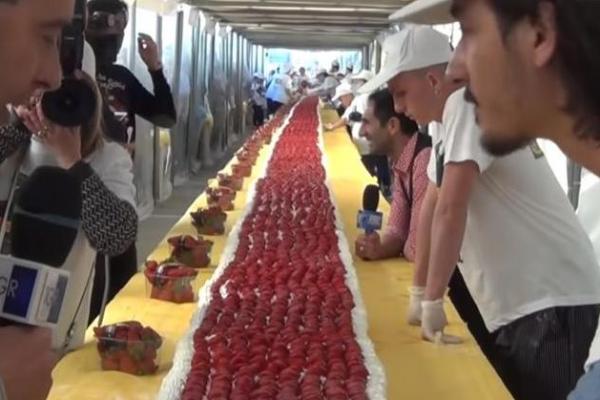 Sekelompok pembuat roti di Italia memecahkan Guinness World Record ketika mereka berhasil membuat kue stroberi berukuran raksasa.
