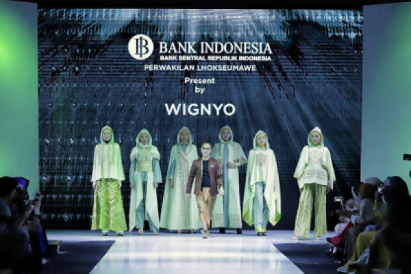 Wignyo terinpirasi busana tradisional Aceh yang dikenal dengan istilah Dara Baro berupa padanan baju kurung dan celana.