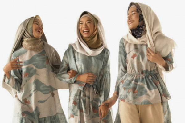 Menyambut bulan Ramadan dan Idul Fitri tahun 2019 brand modest Kami meluncurkan koleksi kolaborasi bertajuk Mora. 
