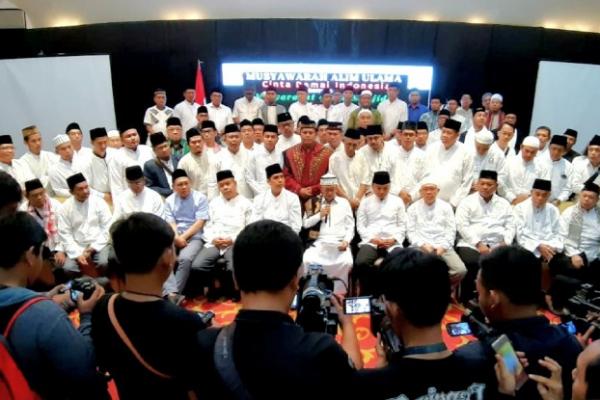 Dalam sebuah `Musyawarah Alim Ulama Cinta Damai Indonesia`, Masyarakat Cinta Masjid meminta elite politik menahan diri di bulan Ramdadhan.