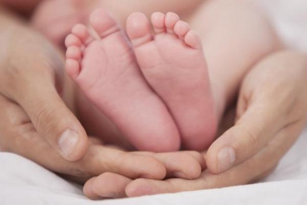 Kelahiran prematur adalah komplikasi yang paling umum untuk perempuan hamil dengan kembar dua atau kelipatan.