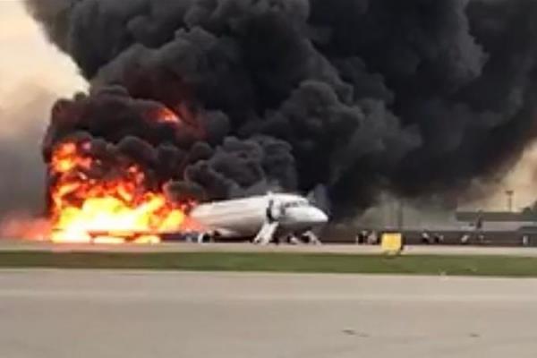 Dari video yang beredar Sukhoi Superjet-100 melakukan pendaratan di bandara Sheremetyevo di Moskow dengan sebagian besar bagian belakang pesawat tersebut dilalap api.