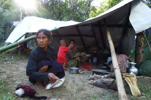 Para penduduk mengeluh lantaran desa Kyauk Tan di kota Rathedaung telah sepenuhnya ditutup dan persediaan makanan sangat rendah.