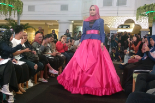 Tren modest fashion kolaborasi Indonesia dengan beberapa negara lain turut meramaikan gelaran Jakarta Ramadan. 