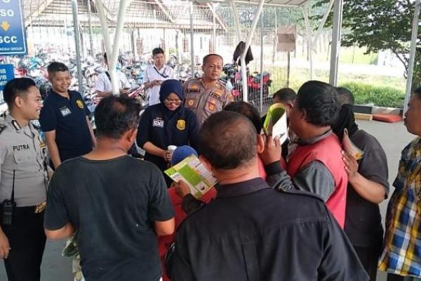 Polisi di lingkungan Bandara Soekarno Hatta melakukan aksi Bhakti Kesehatan bersama dengan Komunitas Ojek dan Karyawan di area Trade Oriented Development (TOD).